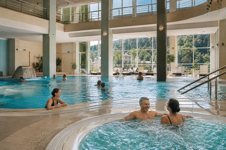 СПА-відпочинок у готелі Mirotel Resort & SPA в Трускавці з басейнами та оздоровленням